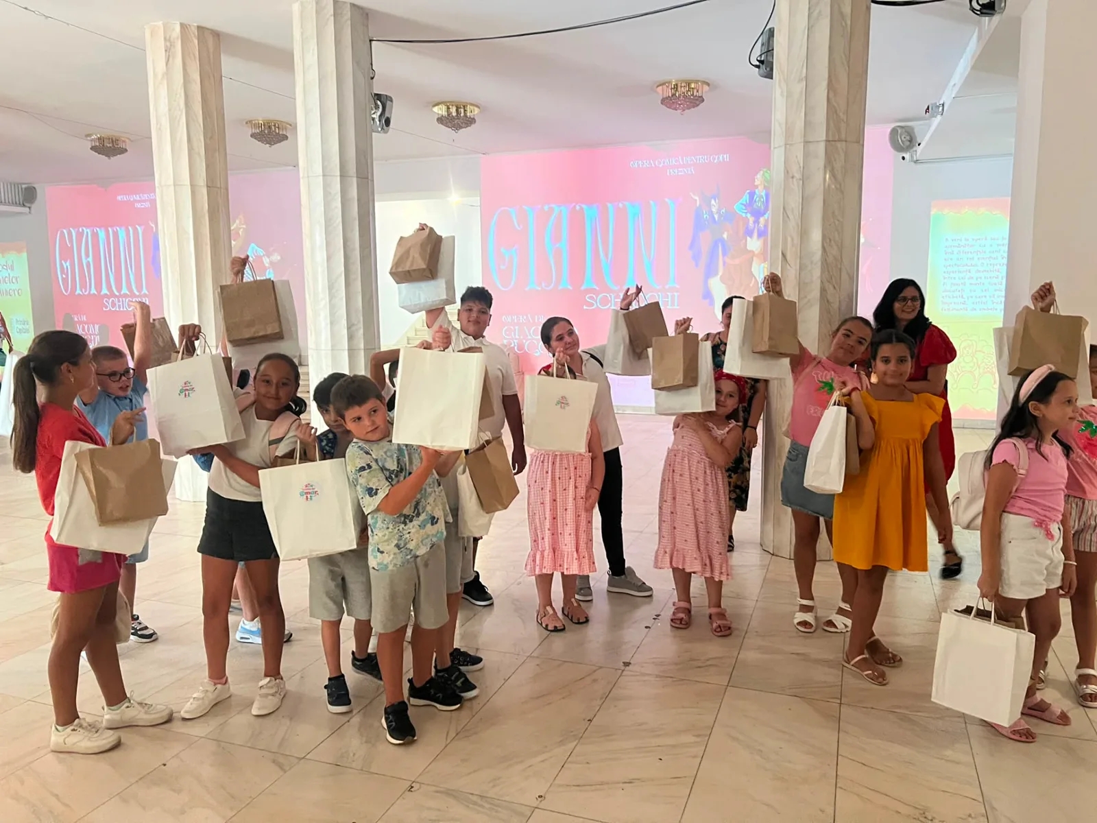 Copiii participanți, bucuroși, cu darurile primite la eveniment