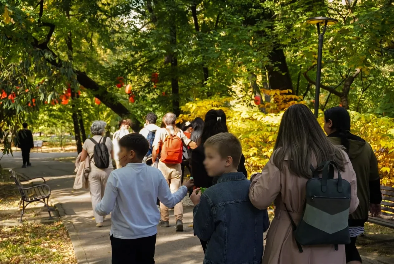 Copii și familii plimbându-se prin parc, toamna