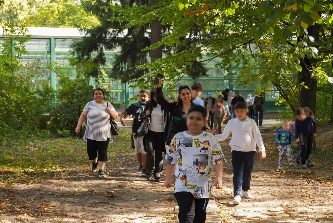 Copii zâmbitori mergând pe aleea din parc